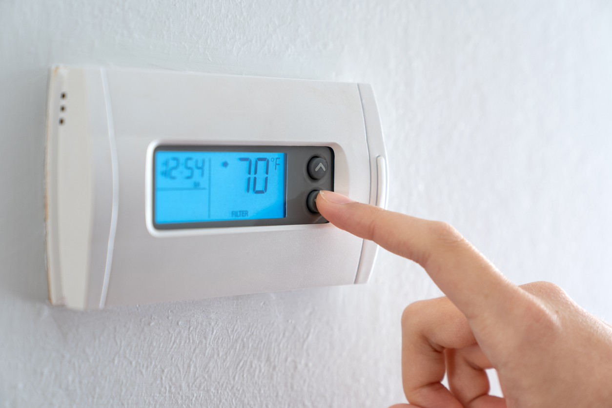 air-conditioner-thermostat-temperature-control-in-home